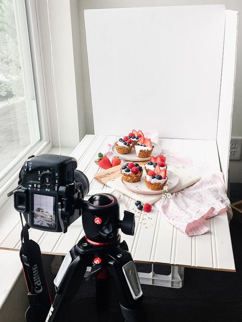 Food Photography: 5 Steps To Taking Amazing Food Photos Food Photography Lighting, Food Photography Dessert, Food Photography Composition, Amazing Food Photography, Menue Design, Food Photography Tutorial, Food Photoshoot, Dessert Photography, Cake Photography