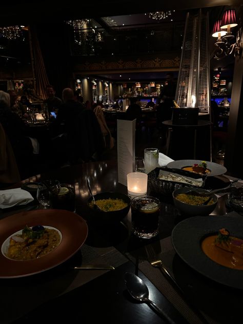 Essen, Italian Fancy Dinner, Dinner Dark Aesthetic, Fancy Restaurant Aesthetic Night, Restaurant Dinner Aesthetic, Old Money Dinner, Angelina Core, Fine Dining Aesthetic, Fancy Dinner Aesthetic