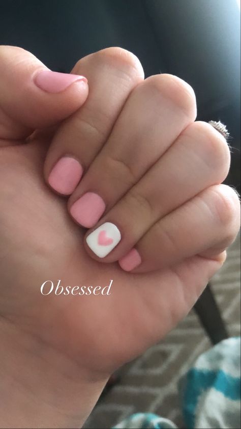 Kids Nail Designs Valentines Day, White Nails With Designs Heart, White Pink Short Nails, White Nails With Pink Accent Nail, Pink Nails With One White Nail, Pink Nail Designs For Short Nails, Cute Regular Nail Polish Nails Designs, Short White Nails With Pink Heart, Heart Manicure Designs