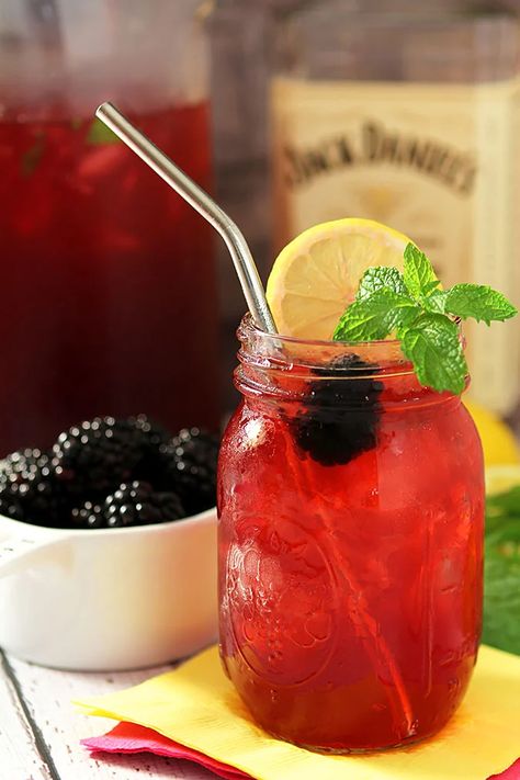 Combine a summer favorite with some honey liqueur and tea and enjoy this amazing Jack Daniels Tennessee Honey Blackberry Tea! Blackberry Iced Tea, Tennessee Honey Whiskey, Jack Daniels Drinks, Blackberry Tea, Jack Daniels Honey, Honey Cocktail, Honey Whiskey, Iced Tea Cocktails, Colorado Food