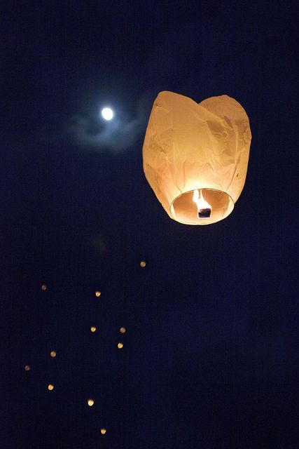 Flying Lantern Painting, Flying Lanterns Aesthetic, သီတင်းကျွတ် Photo, Diy Sky Lanterns, Lantern Festival Aesthetic, Lanterns Painting, Flying Lanterns, Lantern Aesthetic, Lantern Photography