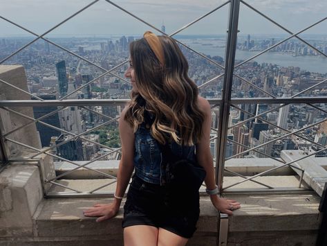 nyc-new york city-fashion-pose-travel-tourist-empire state-outfit-clothes-inspo-inspiration-poses-ideas-pictures-photoshoot-aesthetic Empire State Building, Times Square, Yorkie, New York Photos, City Style, Fashion Poses, Empire State, Photo Poses, Photo Ideas