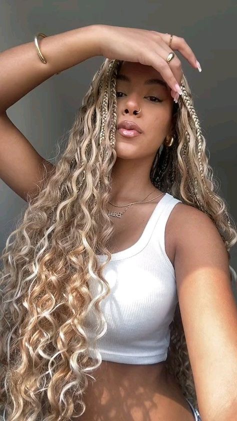 #mermaidbraids #blondebraids #boxbraidstyles #boxbraidsbrasil more in the telegram Blonde Curly Braids Black Women, 613 Blonde Braids, Blonde Bora Braids, Micro Braids With Sew In, Wet N Wavy Braids, Blonde Boho Knotless Braids Dark Skin, Calico Braids, Beach Braids Summer, Color For Brown Skin Tone