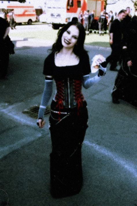 1970s Goth Fashion, 90s Goth Style, Actual 90s Fashion, Kittie Band Outfits, Mall Goth Plus Size, Early 2000s Goth Fashion, Goth Outfits 90s, Mall Goth 2000s Outfits, 2000s Mall Goth Outfits