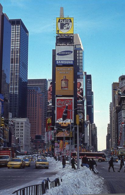 Vintage Photos: Times Square's Transformation in the '90s Vintage New York, 1990s Photos, New York City Photos, New Yorker Covers, Tall Buildings, New York Poster, New York Aesthetic, Concrete Jungle, City Aesthetic