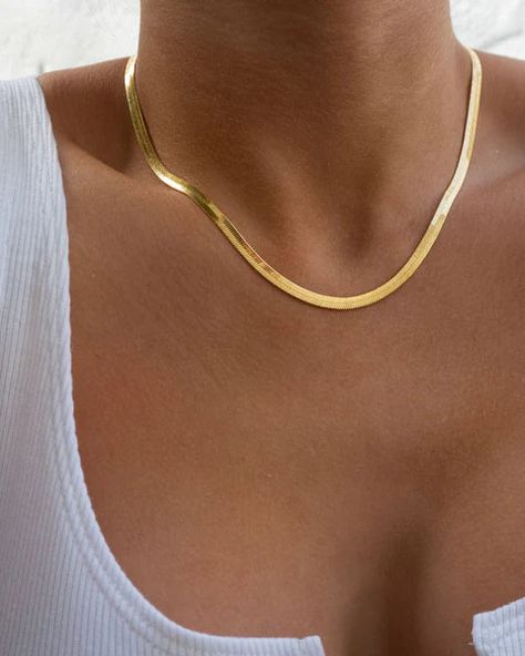 Feminine Chain Necklace, Basic Chain Necklace, Gold Necklace Herringbone, Trending Chains For Women, Womens Gold Necklaces, Minimalistic Gold Necklace, Herringbone Gold Necklace, Gold Flat Necklace, Herringbone Chain Necklaces