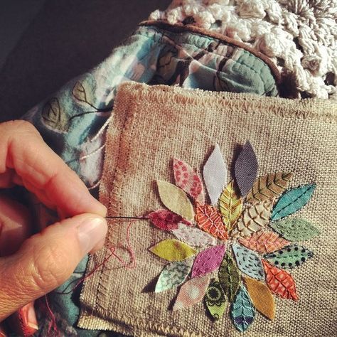 A beautiful use for all those scraps: raw edge applique with different stitch ideas for attaching each leaf. Sew Ins, Pola Blus, Sulaman Pita, Upcycle Ideas, Raw Edge Applique, 자수 디자인, Wool Applique, Fabric Projects, Embroidery Inspiration