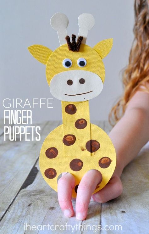 This adorable giraffe finger puppet craft is such a hoot and is so fun for kids to play with! A perfect craft to make after visiting the zoo or as a summer kids craft. Giraffe Finger Puppet, Giraffe Crafts, Puppet Craft, Unicorn Craft, Craft To Make, Diy Dekor, Puppet Crafts, Ideas Paper, Summer Crafts For Kids