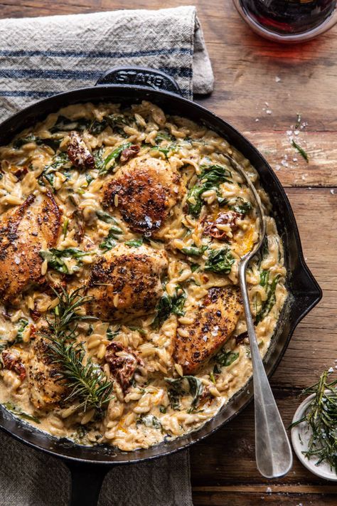 One Skillet Creamy Sun-Dried Tomato Chicken and Orzo | halfbakedharvest.com #skilletdinner #chicken #orzo Half Baked Harvest Chicken, Salad Appetizer Cups, Creamy Orzo, Sundried Tomato Chicken, Half Baked Harvest Recipes, Orzo Recipes, Chicken Orzo, Diner Recept, Roasted Chicken Breast