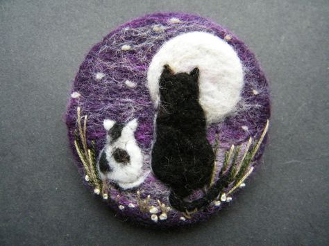 Needle Felted Brooch, Tovad Ull, Felted Soap, Needle Felted Cat, Needle Felting Diy, Needle Felted Christmas, Wool Felt Projects, Wool Needle Felting, Felted Wool Crafts