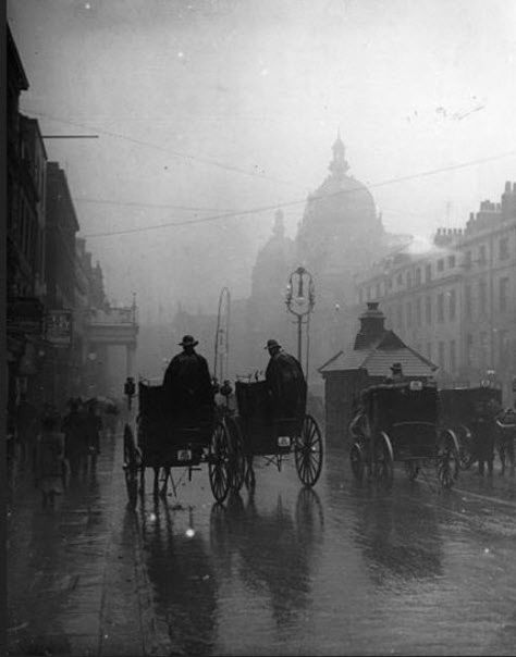 Victorian Era Aesthetic, Rainy Day In London, London Rain, Era Victoria, Day In London, Victorian Aesthetic, Victorian London, Flatiron Building, London History