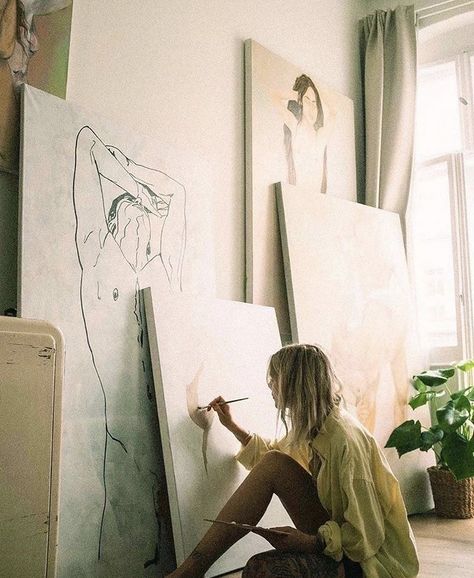 Woman In Art Studio, Artsy Photoshoots At Home, Rich Artist Aesthetic, Painter Photoshoot Ideas, Painter Instagram Feed, Sketch Story Instagram, Artist Outfit Style Painter Aesthetic, Painter Pose, Artist Profile Picture Ideas