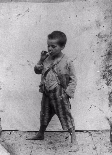 Category:Scugnizzi (street children of Naples) - Wikimedia Commons Vintage Children Photos, Street Kids, Foto Vintage, Vintage Portraits, Bw Photo, Black And White Photographs, Vintage Pictures, Vintage Photographs, Wikimedia Commons