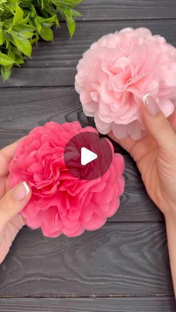 Homemade Tissue Paper Flowers, Diy Paper Flower Centerpieces, Easy Tissue Paper Flowers Diy, Make Flowers Out Of Tissue Paper, Diy Tissue Paper Flowers Easy, Tissue Paper Flower Garland Diy, Flower Decoration Party, Diy Flower Paper Easy, Tissue Paper Flowers Easy Step By Step