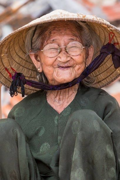 Old People Smiling, Old Woman Pose Reference, Old Person Portrait Photography, Elderly Woman Photography, Elderly People Photography, Old Women Reference, People Smiling Photography, Old Woman Reference, Old People Reference