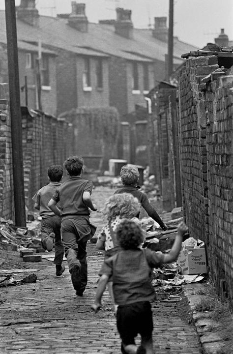 Powerful Photos Of Manchester Slums 1969-72 - Flashbak Salford, Photographie Portrait Inspiration, Black And White Photograph, History Pictures, Foto Vintage, Alam Yang Indah, Documentary Photography, Foto Inspiration, Vintage Pictures