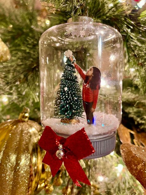 Dollar Tree Snow Globe Jar Ornament (Photo) Snow Globe Crafts, Globe Crafts, Diy Jul, Crafty Morning, Christmas Globes, Diy Snow Globe, Photo Christmas Ornaments, Christmas Kindergarten, Globe Ornament