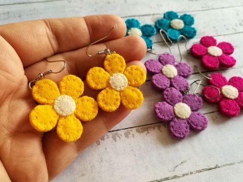 Felt Fabric Crafts, Felt Earrings, Cadeau St Valentin, Felted Earrings, Wool Felt Fabric, Fabric Crafts Diy, Needle Felting Tutorials, Fabric Earrings, Felt Embroidery