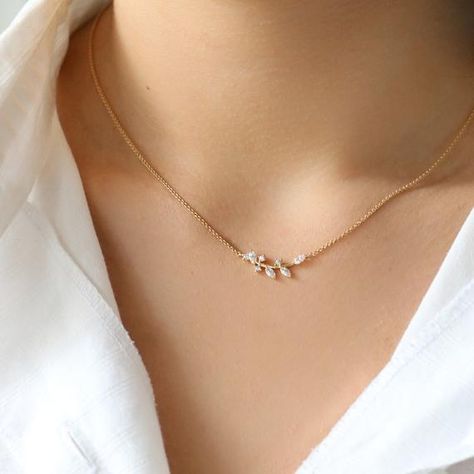 Pear Shaped Diamond Necklace, Tas Lv, Jewelry Necklace Simple, Feminine Necklace, Gold Chain Design, Gold Jewelry Simple, Minimal Jewelry, Gold Necklace Designs, Boho Diy