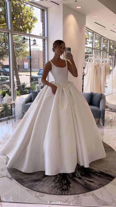 Classy Timeless Wedding, Drop Waist Wedding Dress, Wedding Dress Beautiful, Basque Waist, Big Wedding Dresses, Timeless Wedding Dress, White Ball Gowns, Bow Wedding Dress, Classy Wedding Dress