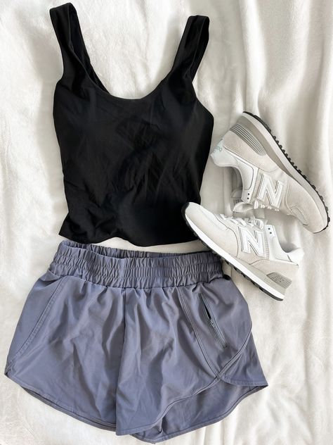 Cute Workout Outfits Shorts, Running Shorts Outfit, Workout Shorts Outfit, Cute Running Outfit, Track Outfits, Gymwear Outfits, Sportswear Outfits, Cute Gym Outfits, Fitness Wear Outfits