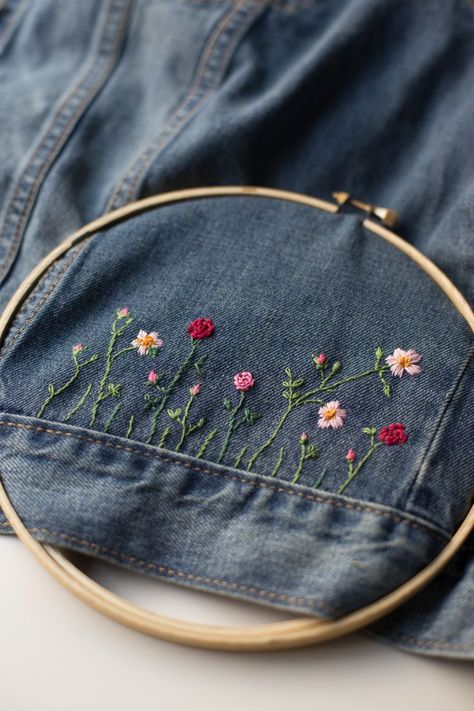 Jeans Jacke selbst besticken Chloe Carter, Diy Clothes Projects, Sulaman Pita, Diy Sy, Embroidery Denim, Trendy Embroidery, Embroidery Hoop Crafts, Pola Bordir, Diy Broderie