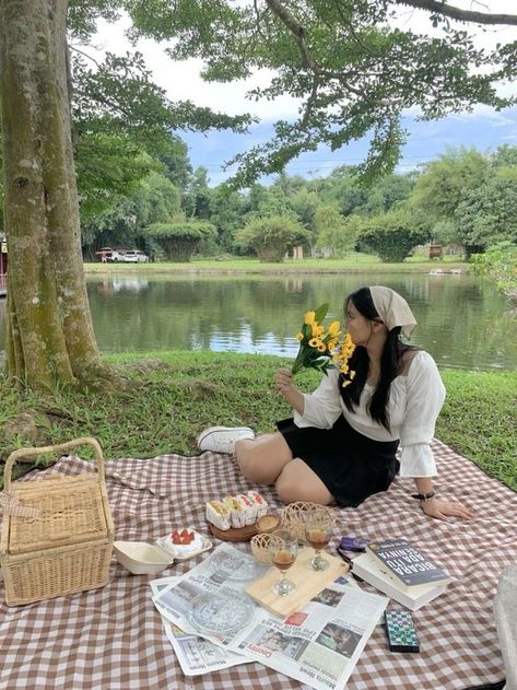 Picnic Outfit Ideas Picnic Photoshoot Outfit Ideas, Picnic Posing Ideas, Poses For Picnic Pictures, Picnic Poses Ideas, Picnic Aesthetic Poses, Girls Picnic Outfit Ideas, Picnic Pics Ideas, Bday Picnic Aesthetic, Summer Picnic Aesthetic Outfit