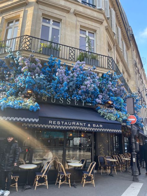 Blue floral exterior Blue Restaurant Exterior, Blue Cafe Design, Aesthetic Cafe Exterior, Blue Cafe Aesthetic, Blue Cafe Interior, Roblox Homestore, Blue Coffee Shop, Bakery Exterior, Floral Bakery