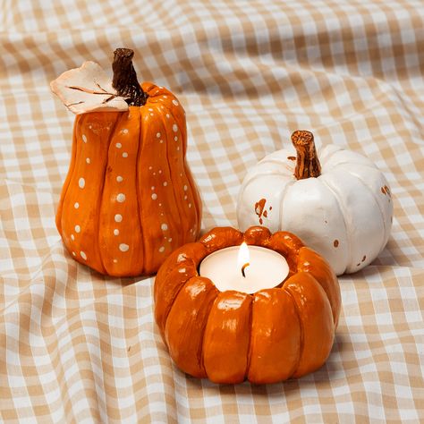 Autumn Present Ideas, Air Clay Halloween Ideas, Halloween Things To Make Out Of Clay, Clay Pumpkin Candle Holder, Halloween Air Dry Clay Crafts, Diy Air Dry Clay Halloween, Pumpkin Air Dry Clay, Clay Autumn Crafts, Diy Halloween Clay Crafts