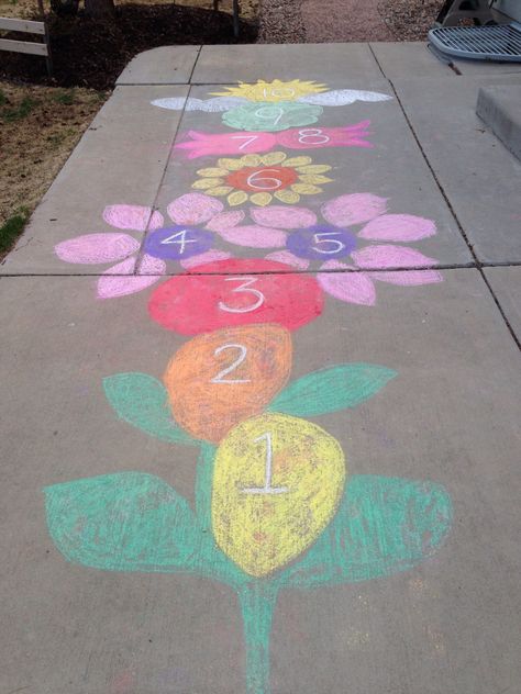 Hopscotch with a creative twist :-) Pavement Chalk Art, Pavement Art, Creative Hopscotch Ideas, Hopscotch Ideas, Easy Chalk Art, Chalk Art Ideas, Chalk Activities, Fun Chalk Art, Chalk Ideas