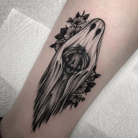 Cute Halloween Tattoos, Tim Burton Tattoo, Charm Tattoo, Pumpkin Tattoo, Ghost Tattoo, Spooky Tattoos, Horror Tattoo, Tattoo Style Drawings, Knee Tattoo