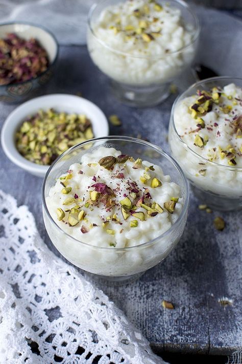 Syrian Rice, Afghan Rice, Rice Pudding Recipes, Syrian Food, Rice Pudding Recipe, Pudding Flavors, Middle Eastern Desserts, Flavored Rice, Rose Flavored