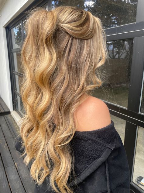 Hollywood waves, glam curls, trending hairstyles, volume half up half down hairstyle, simple hairstyle, easy hairstyle How To Hide Bride At Outdoor Wedding, Clean Bridal Hairstyles, Bridesmaid Hair Simple, Bridesmaid Half Up Half Down Hair, Meet Hairstyles, Pretty Prom Hairstyles, Athletic Hair, Bridesmaid Hair Inspo, Half Up Half Down Prom