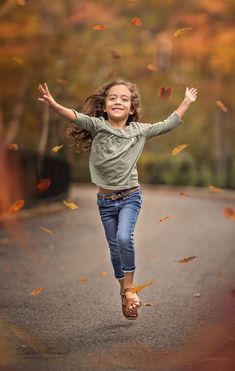 Kind Photo, Children Photography Poses, Kids Photoshoot, Fall Photoshoot, Childrens Photography, Shooting Photo, Kids Portraits, Autumn Photography, Kids Pictures