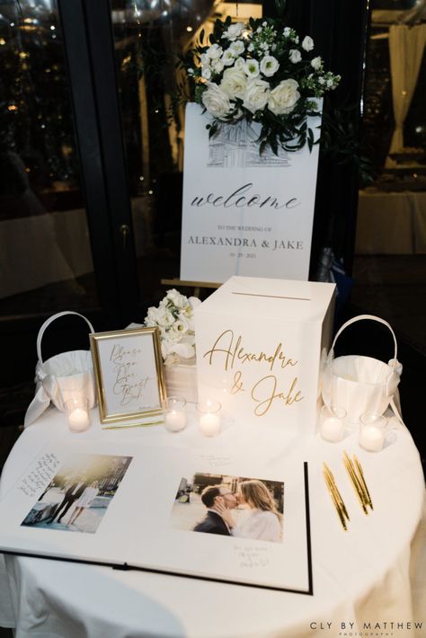 Welcome Table Inspiration, Wedding Table For Gifts, Wedding Sign Reception, Wedding Table Entrance Ideas, Wedding Guest Table Sign, Wedding Signing Table Decorations, Wedding Book Signing Table, Wedding Book Sign, Receiving Table Wedding Decor