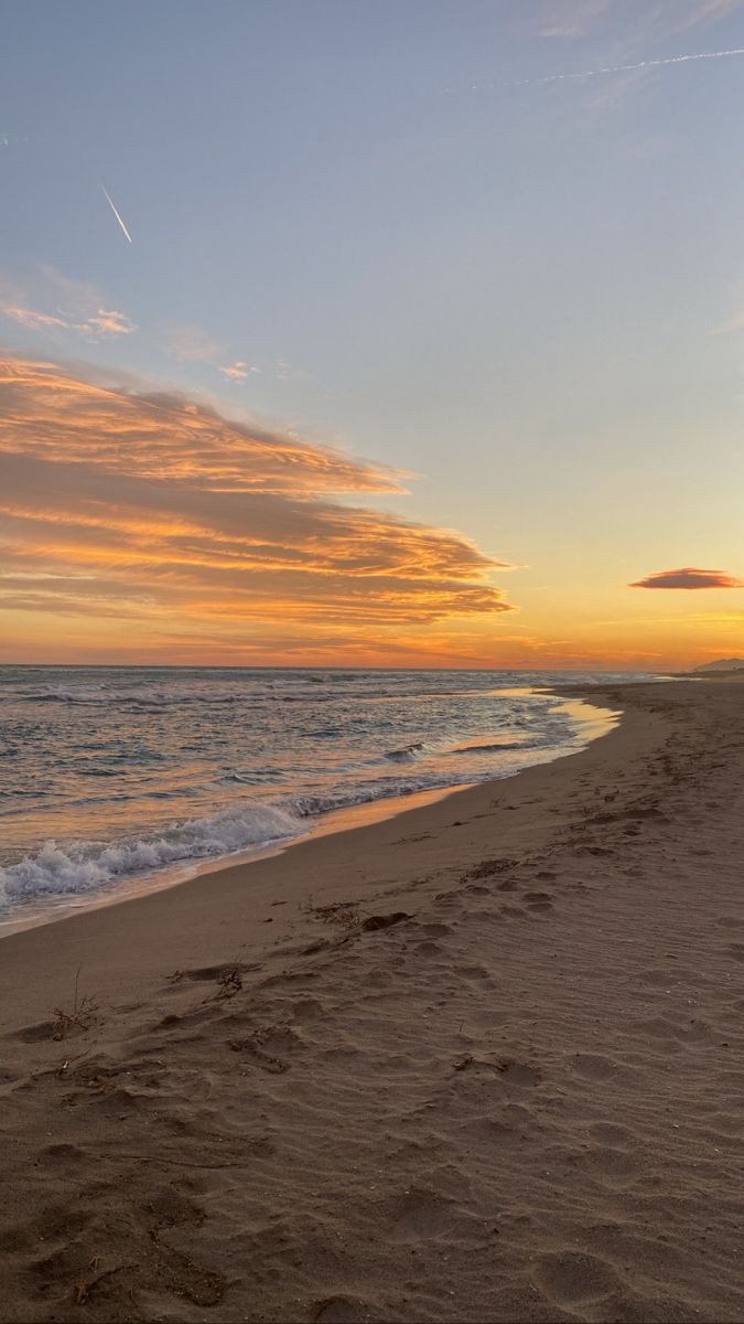 Beachside Bonfire: Evening Relaxat Sunset Orange Aesthetic, Barcelona Beach, Spain Aesthetic, Shotting Photo, Pretty Beach, Sunset Orange, Pretty Landscapes, Tapeta Pro Iphone, Orange Aesthetic