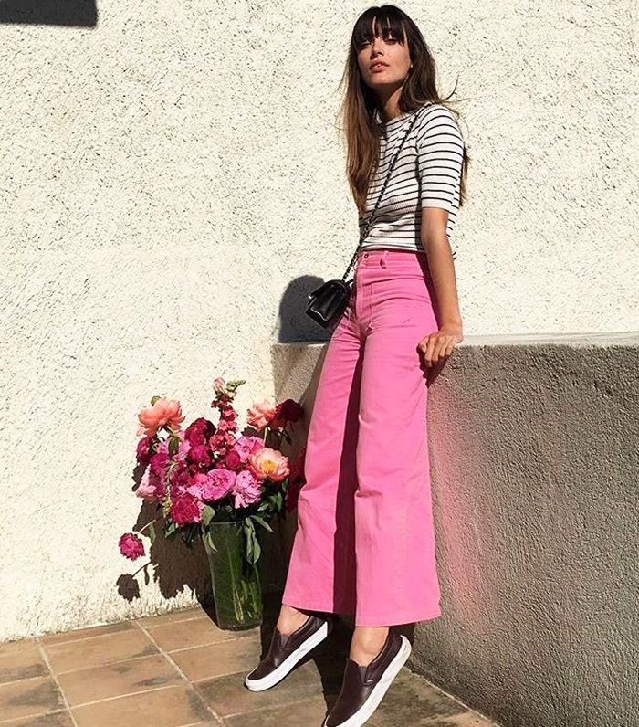 What All the Cool French Girls Are Wearing on Instagram, in 10 Perfect Outfits Pink Trousers Outfit, Pink Jeans Outfit, Louise Follain, Pink Pants Outfit, French Outfits, Jeans Rosa, Parisian Outfits, Pink Trousers, French Girls