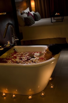 Deep soaking bathtub