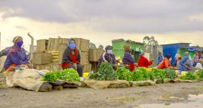 Social Distancing in the Market, April 22, 2020, KENYA.  Photo: World Bank / Sambrian Mbaabu