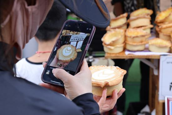 Creative combination 'Nang coffee' draws visitors in Xinjiang