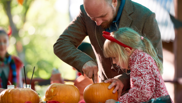 Events in Wien im Herbst 2024 Kürbis schnitzen, Kürbisfest Oktober - Vater und Tochter schnitzen Kürbis