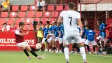 Gerard Valentín, de espaldas, en una acción del partido en Tarragona.