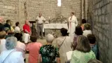 Celebración de la misa este pasado domingo en la iglesia de San Andrés del pueblo de Satué.