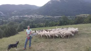 Ana Ascaso Martorell posa junto a un rebaño de ovejas al que cuida.