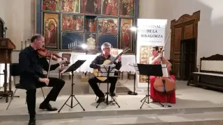 Dúo Euterpe actuó en el claustro de la basílica de la Peña.