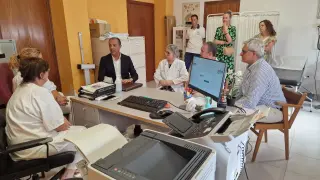 El consejero de Sanidad, en la reunión celebrada en el consultorio de Gurrea de Gállego, con profesionales del centro y la alcaldesa, Ana Irigoyen. Luego ha visitado los centros de Grañén y Ayerbe.