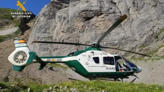 El helicoptero ha participado en el rescate de la montañera.