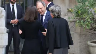 Juan Gómez Acebo llegando junto a su pareja, Teresa Vérez, a la capilla ardiente de Fernando Gómez-Acebo, el pasado marzo.