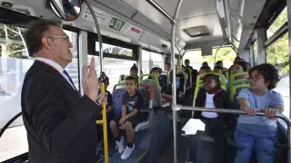 semana de la  movilidad Escolares del colegio Sancho Ramírez atienden las explicaciones del conductor del autobús.