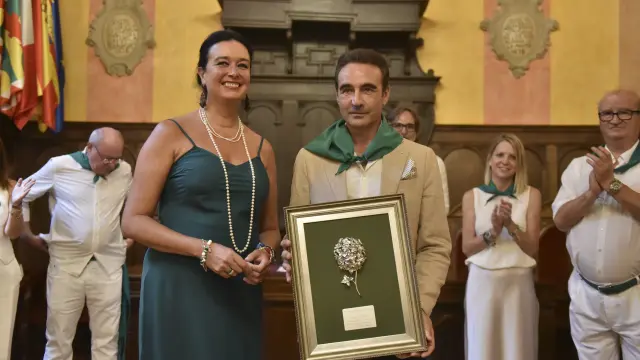 Lorena Orduna le ha entregado a Enrique Ponce la Albahaca de plata honorífica.